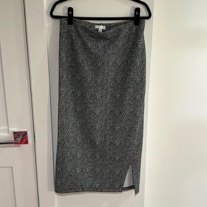 Love this midi grey jersey skirt . So comfy and easy to wear !